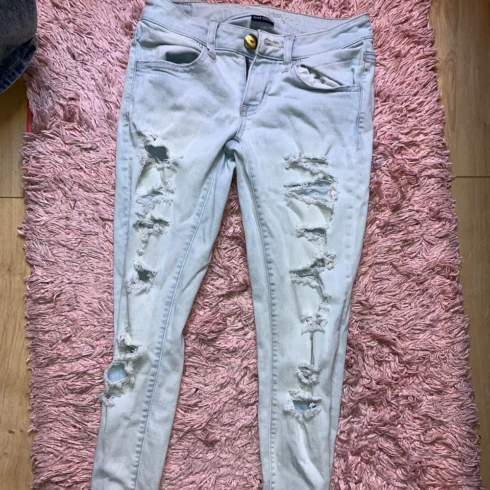 AMERICAN EAGLE RIPPED JEANS